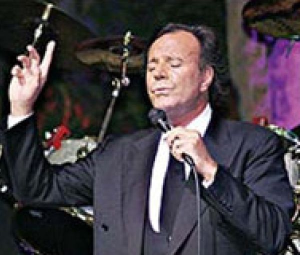 В Киеве выступил легендарный Хулио Иглесиас